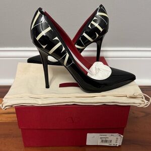 Valentino
Black
38.5 EU/ 7.5 US (runs small)